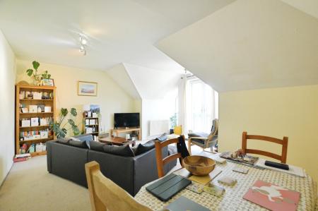 2 bedroom Flat to let in Park View Close, St Albans, AL1