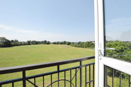 2 bedroom Flat to let in Park View Close, St Albans, AL1