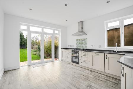 4 bedroom Semi-detached house to let in Salisbury Avenue, St Albans, AL1