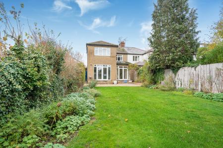 4 bedroom Semi-detached house to let in Salisbury Avenue, St Albans, AL1