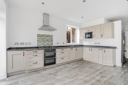4 bedroom Semi-detached house to let in Salisbury Avenue, St Albans, AL1
