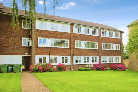 2 bedroom Flat to let in The Ridgeway, St Albans, AL4