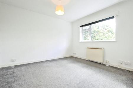 2 bedroom Flat to let in The Ridgeway, St Albans, AL4