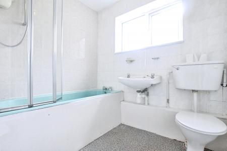 2 bedroom Flat to let in The Ridgeway, St Albans, AL4