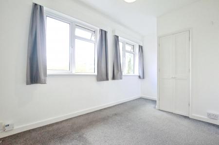 2 bedroom Flat to let in The Ridgeway, St Albans, AL4