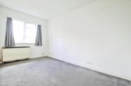 2 bedroom Flat to let in The Ridgeway, St Albans, AL4