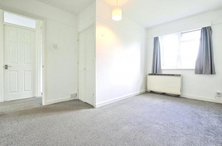 2 bedroom Flat to let in The Ridgeway, St Albans, AL4