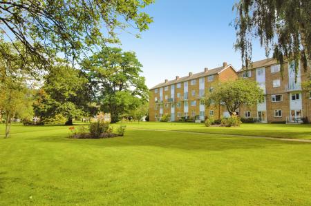 2 bedroom Flat to let in The Ridgeway, St Albans, AL4
