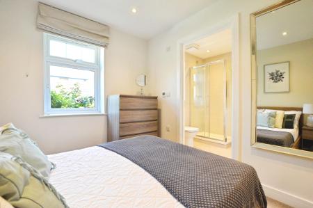 2 bedroom Flat to let in The Limes, St Albans, AL1