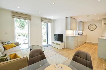 2 bedroom Flat to let in The Limes, St Albans, AL1