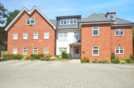 2 bedroom Flat to let in The Limes, St Albans, AL1