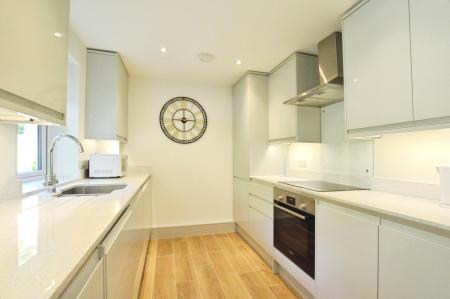 2 bedroom Flat to let in The Limes, St Albans, AL1