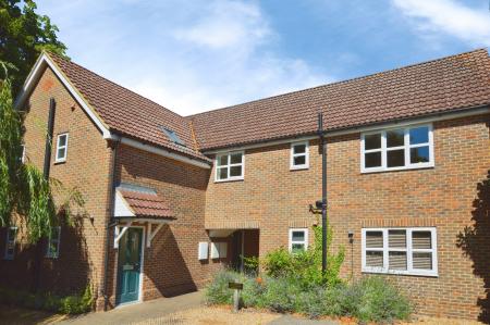2 bedroom Flat to let in Banfield Court, London Colney, AL2