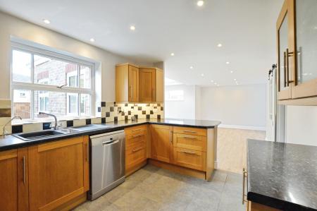 4 bedroom Detached house to let in Russet Drive, St Albans, AL4