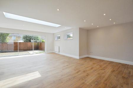 4 bedroom Detached house to let in Russet Drive, St Albans, AL4