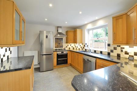 4 bedroom Detached house to let in Russet Drive, St Albans, AL4