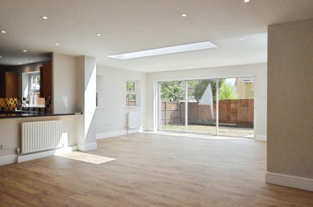 4 bedroom Detached house to let in Russet Drive, St Albans, AL4