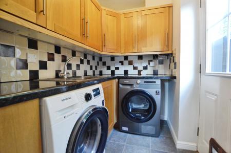 4 bedroom Detached house to let in Russet Drive, St Albans, AL4