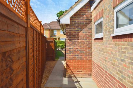 4 bedroom Detached house to let in Russet Drive, St Albans, AL4