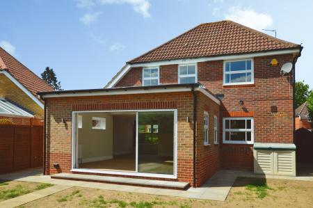 4 bedroom Detached house to let in Russet Drive, St Albans, AL4