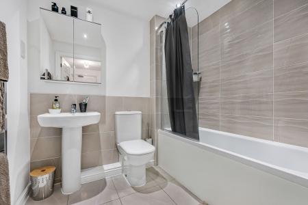 1 bedroom Flat to let in Neville Close, St Albans, AL3