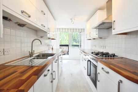 2 bedroom Flat to let in Carlisle Avenue, City Centre, St Albans, AL3