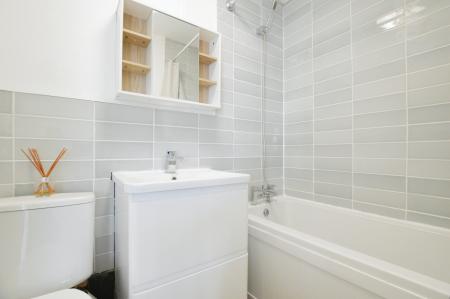 1 bedroom Flat to let in High Street, Colney Heath, AL4