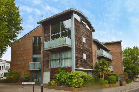 2 bedroom Flat to let in De Novo Place, St Albans, AL1