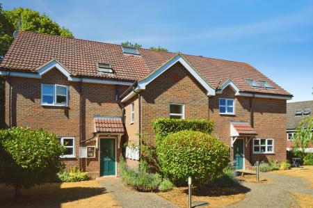 2 bedroom Flat to let in Banfield Court, London Colney, AL2