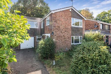 4 bedroom Detached house for sale in Grovelands, St Albans, AL2