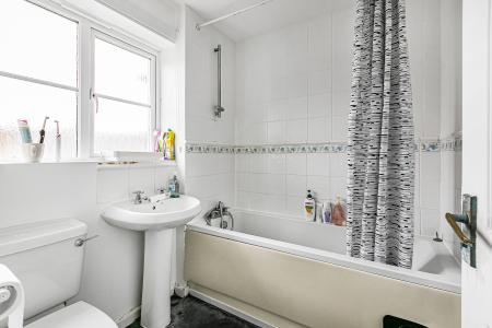 3 bedroom House to let in Wynches Farm Drive, St Albans, AL4
