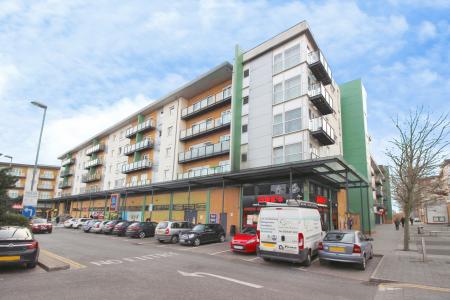 2 bedroom Flat to let in Parkhouse Court, Hatfield, AL10