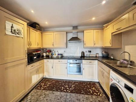 2 bedroom Flat to let in Parkhouse Court, Hatfield, AL10