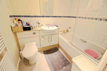 2 bedroom Flat to let in Parkhouse Court