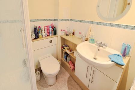2 bedroom Flat to let in Parkhouse Court