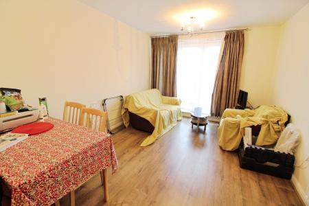 2 bedroom Flat to let in Parkhouse Court
