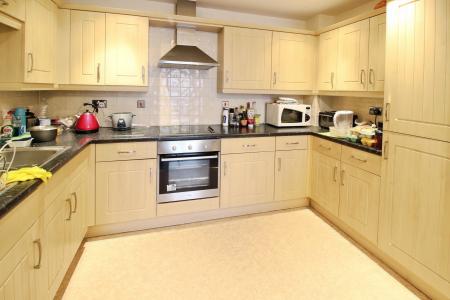 2 bedroom Flat to let in Parkhouse Court