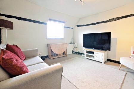 2 bedroom Maisonette to let in High Street, Wheathampstead, AL4