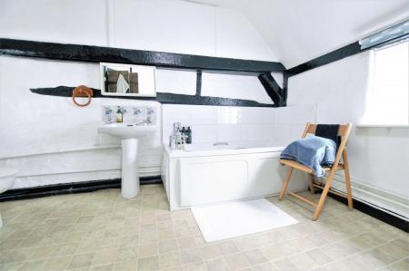 2 bedroom Maisonette to let in High Street, Wheathampstead, AL4