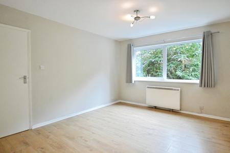2 bedroom Flat to let in Ramsbury Road, St Albans, AL1