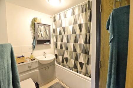 2 bedroom Flat to let in Tudor Close, Hatfield, AL10