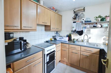 2 bedroom Flat to let in Tudor Close, Hatfield, AL10