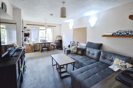 2 bedroom Flat to let in Tudor Close, Hatfield, AL10