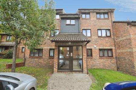 2 bedroom Flat to let in Tudor Close, Hatfield, AL10