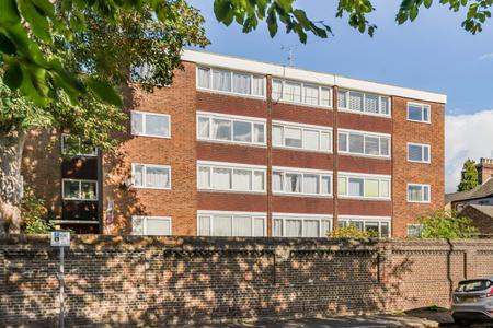 2 bedroom Flat for sale in Belmont Court Belmont Hill, St Albans, AL1