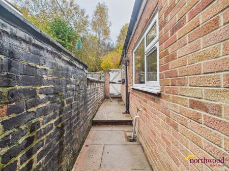 2 bedroom Terraced House to let in Church Street, Silverdale, ST5