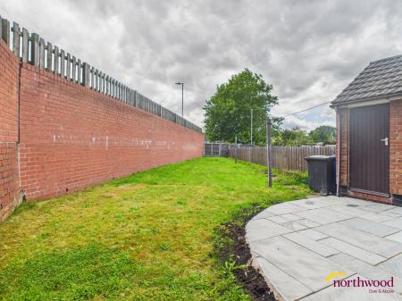 2 bedroom Town house to let in Hassam Avenue, Newcastle, Newcastle-under-Lyme, ST5