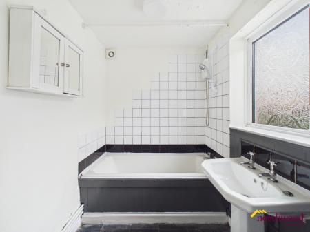 2 bedroom Terraced House to let in Chelmsford Road, Newcastle-under-Lyme, ST5