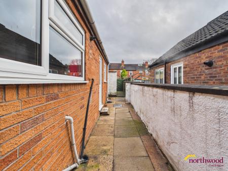 2 bedroom Terraced House to let in Chelmsford Road, Newcastle-under-Lyme, ST5