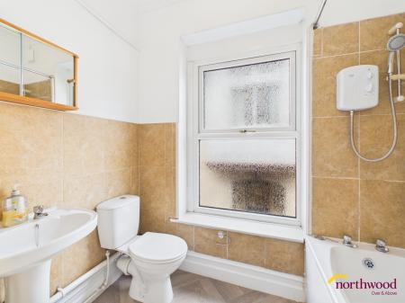 3 bedroom Flat to let in Porthill Bank, Porthill, Newcastle-under-Lyme, ST5